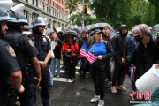 嫁给养父美国多地举行“没有国王”抗议活动